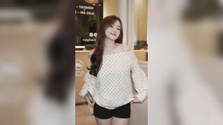 Em gái cực ngon cởi áo khoe vú