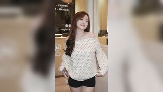 Em gái cực ngon cởi áo khoe vú