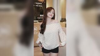 Em gái cực ngon cởi áo khoe vú