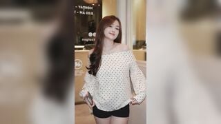 Em gái cực ngon cởi áo khoe vú