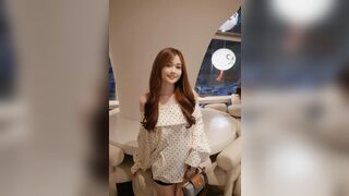 EM HỌ CỞI ÁO KHOE VÚ