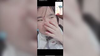 Dụ Em Học Sinh Non Tơ Vén Áo Khoe Ngực Căng Tròn