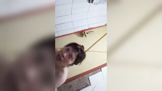 Quay lén chị ruột tắm