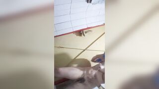Quay lén chị ruột tắm