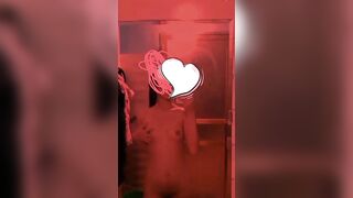 em học sinh bím non tơ ngồi móc bím trong nhà vệ sinh cực ngon