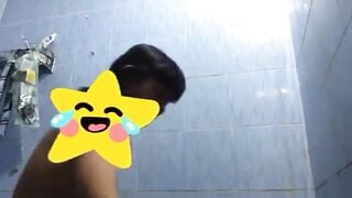 em học sinh tập tành quay cảnh đi tắm để chiều NY