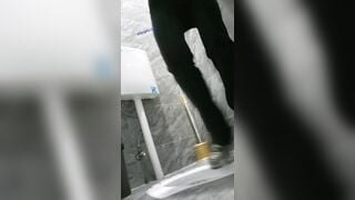 Quay lén gái xinh đi đái 13