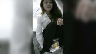 Quay lén gái xinh đi đái 13
