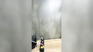 Các em gái xinh livestream show hàng