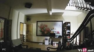 Hack cam em gái vú to thả rông trong nhà