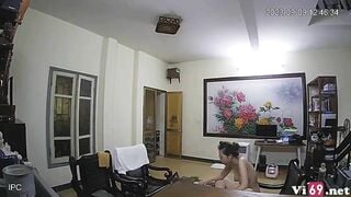 Hack cam em gái vú to thả rông trong nhà