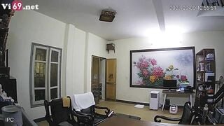 Hack cam em gái vú to thả rông trong nhà