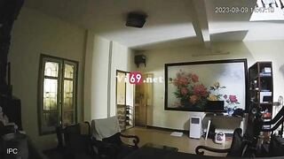 Hack cam em gái vú to thả rông trong nhà