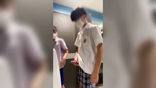 Học sinh thủ dâm trong nhà vệ sinh