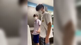 Học sinh thủ dâm trong nhà vệ sinh