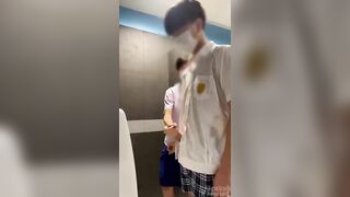 Học sinh thủ dâm trong nhà vệ sinh