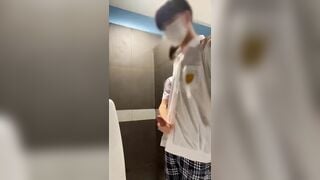 Học sinh thủ dâm trong nhà vệ sinh