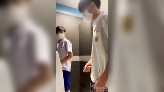 Học sinh thủ dâm trong nhà vệ sinh
