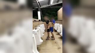 Chơi nhau trong Nhà WC