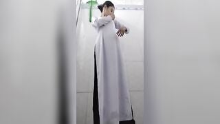 Girl áo dài Đi trường về là thủ dâm cho ny coi