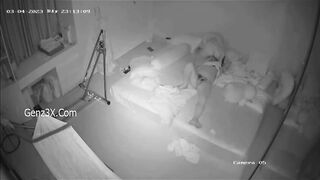 Clip Hot Hack Cam Hai Vợ Chồng Đang Tò Tè Thì Mẹ Vào