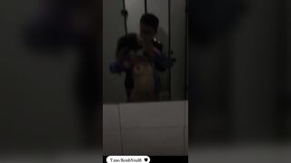 cùng em ny xin ra nhà vệ sinh để chịch nhau trước gương nhà vệ sinh cực nứng