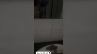 cùng em ny xin ra nhà vệ sinh để chịch nhau trước gương nhà vệ sinh cực nứng