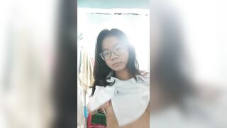 em HS kính cận dâm bị trai dụ dỗ show hàng thủ dâm