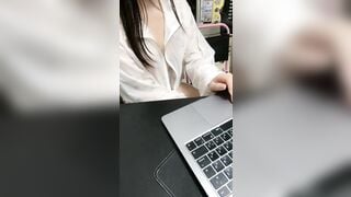 đang ngồi thủ dâm show hàng thì bị thằng bạn thân qua chơi phát hiện và cái kết