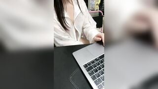 đang ngồi live show thủ dâm thì bị thằng bạn phát hiện đè ra địt luôn