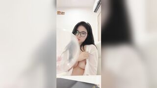 Phần 2:sinh viên ngành Y chuppy kính cận lộ clip show hàng thủ dâm cực nứng