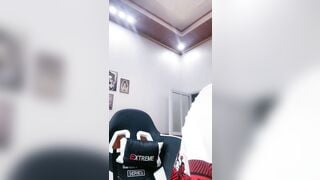 Phần 1: Ngọc babi ngồi live app show hàng thủ dâm ngoài quán nước