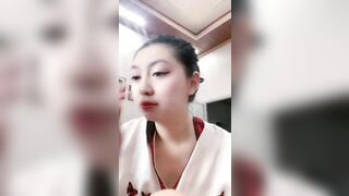 Phần 1: Ngọc babi ngồi live app show hàng thủ dâm ngoài quán nước