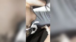 Người hầu đánh thức cậu chủ nhỏ dậy bằng cái bím múp