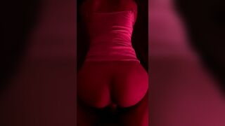 doggy em SV năm nhất mông to dưới ánh đèn đỏ mờ ảo cục nứng