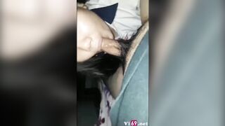 Bé nữ sinh trong bộ đồng phục bú mút xong không cho chịch mà bắt anh quay tay