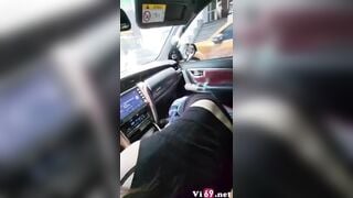 Đang lái xe thì em kéo quần xuống bú cu phải dừng vội bên đường làm nháy 3
