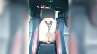 Đang lái xe thì em kéo quần xuống bú cu phải dừng vội bên đường làm nháy 3