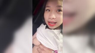 bóp vú to tròn của bé học sinh mới lớn xinh gái trên oto cực nứng