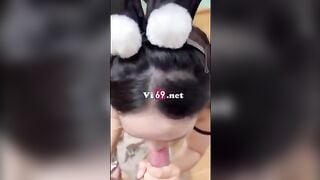 Khen mấy câu mà em cười tít mắt nũng nịu mút