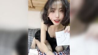 Em gái china tuổi mới lớn thủ dâm