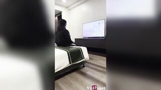 vừa đi học về bé kính cận mặc đồng phục trường vội lao vào vòng tay của ANY