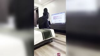 vừa đi học về bé kính cận mặc đồng phục trường vội lao vào vòng tay của ANY