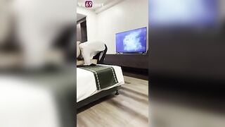 vừa đi học về bé kính cận mặc đồng phục trường vội lao vào vòng tay của ANY