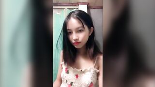 HS non tơ xinh xắn ngực to tròn trắng nõn show ngực cực nứng