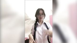 Nữ sinh kính cận khoe độ dâm khi quan hệ