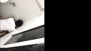 quay lén HS mới lớn dẫn nhau public và làm tình trong nhà vệ sinh quán cafe