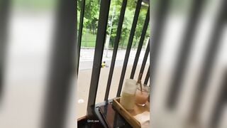 Vạch buồi người yêu sục giữa quán cafe trong khi có thanh niên đang ngồi gần 2