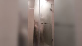 Thầy giáo đưa em sinh viên 2k4 đi thực tập . Thực tập luôn trong nhà tắm