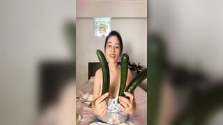 Chọn quả dưa leo dài nhất cho em . Thần dâm Hà My nói không với hàng Fake